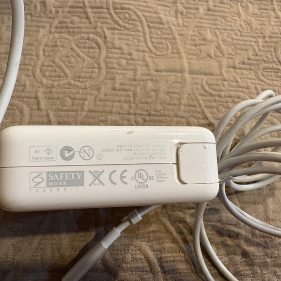 Apple 85W Power Adapter Charger A1343 - Picture 3 of 5